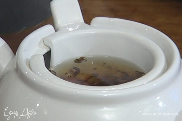 Чай с бергамотом залить стаканом кипятка и дать настояться.