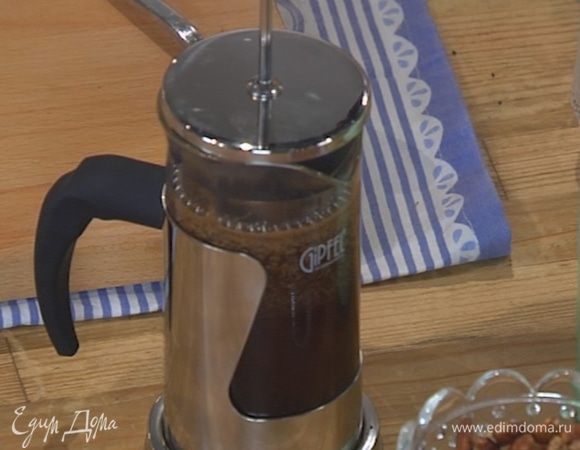 Сварить чашку крепкого кофе.