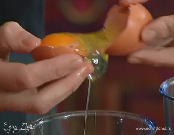 Желтки отделить от белков. 