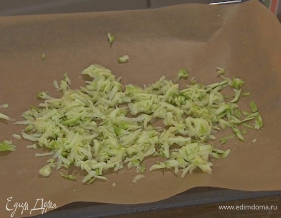 Одно яблоко вместе с кожурой натереть на крупной терке, равномерным слоем выложить на противень, выстеленный бумагой для выпечки, посыпать щепоткой сахара и отправить под гриль на несколько минут.