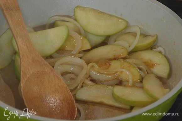 Луковицу почистить, нарезать кольцами, отправить в сковороду с яблоками, и обжарить все до золотистого цвета.