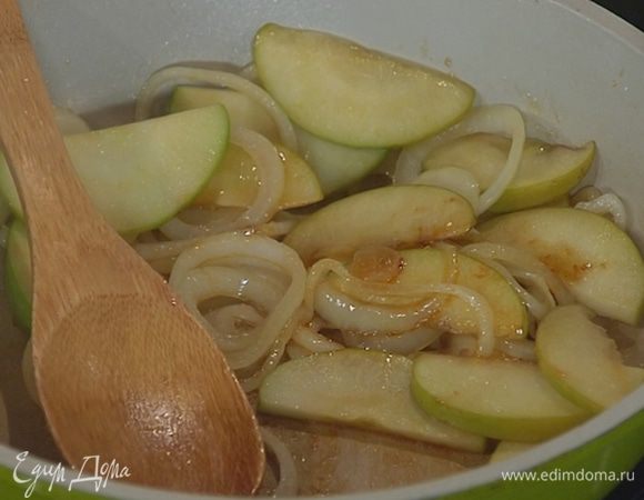 Луковицу почистить, нарезать кольцами, отправить в сковороду с яблоками, и обжарить все до золотистого цвета.