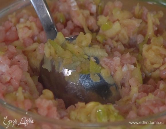 Фарш посолить, поперчить, добавить натертое запеченное яблоко, перемешать и сформировать небольшие котлетки.