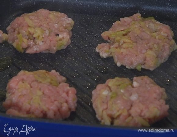 В сковороде-гриль разогреть оливковое масло и обжарить котлеты с двух сторон до готовности.