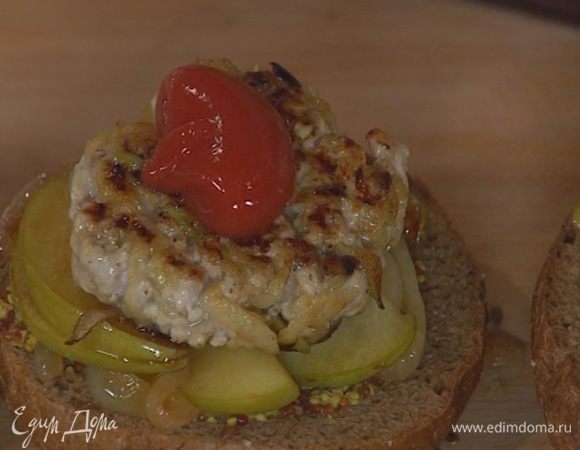 Булочки разрезать вдоль пополам, нижнюю половинку каждой смазать горчицей, выложить на нее обжаренный лук с яблоками, сверху поместить котлету, смазать томатным соусом и накрыть второй половинкой булочки.