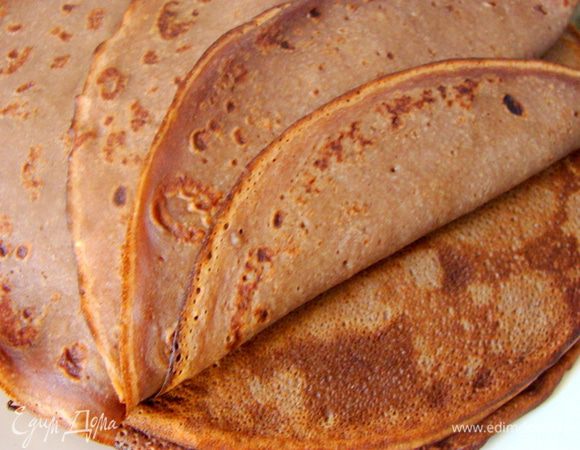 Испечь шоколадные блинчики можно и по любому своему любимому рецепту, добавив в него какао-порошок, не обязательно брать мой.
