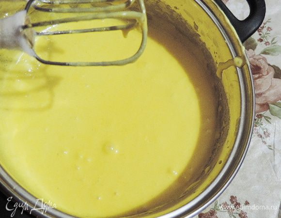 Добавляем мед (если у вас мед густой, предварительно растопите его), взбиваем до однородности, не прекращая взбивать, тонкой струйкой вливаем растительное масло. Масса должна сильно загустеть.
Тогда вливаем тонкой струйкой молоко и последний раз все взбиваем до однородности.