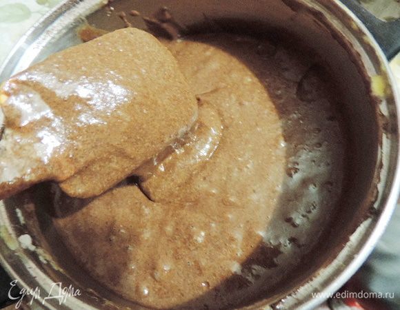 В два приема аналогично вводим оставшиеся белки и сухую смесь.
Тесто стекает с лопатки лентой.