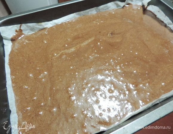 Выливаем тесто в форму 30*40см, выстеленную пергаментом.
Выпекаем в разогретой до 480 градусов духовке примерно 15 минут.