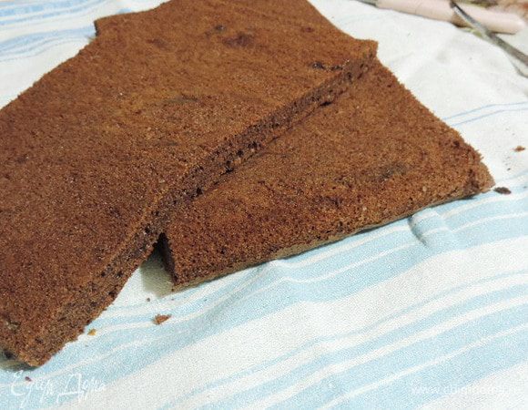 Готовый бисквит остудить, разрезать на два равных пласта.