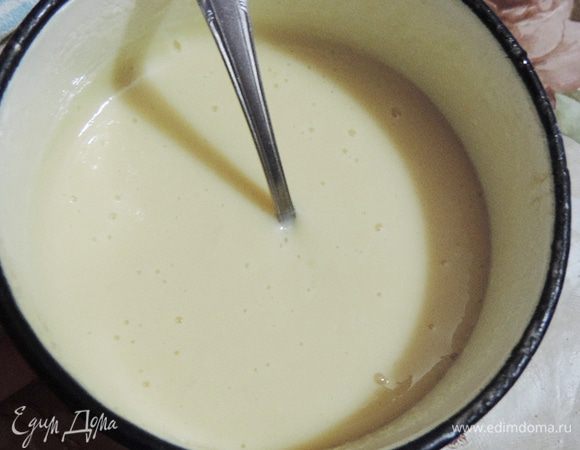 Для кремовой прослойки заранее замочить в молоке желатин, когда он набухнет, растопить его на медленном огне или водяной бане. Не доводить до кипения!
В горячий желатин добавляем сгущенку и глюкозу (мед), перемешиваем до однородности. Держим в тепле до использования.