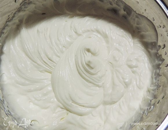 Охлажденную сметану (сливки) взбиваем с сахаром до устойчивых пиков.