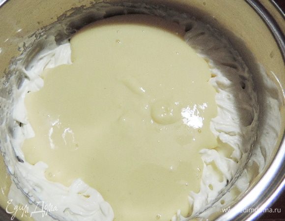 Добавляем теплую (!) желатиновую смесь.