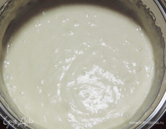 Быстро перемешиваем до однородности, можно на небольшой скорости миксера. Можно лопаткой. Тут работать нужно быстро, суфле застывает прямо на глазах.