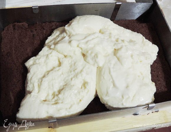 Я собирала пирожное в кондитерской рамке. Положила первый корж, распределила по нему крем, накрыла вторым коржом, убрала в холодильник.
Если рамки у вас нет, подождите, пока крем начнет густеть, но еще не застынет полностью. Намажьте кремом первый корж и накройте вторым.