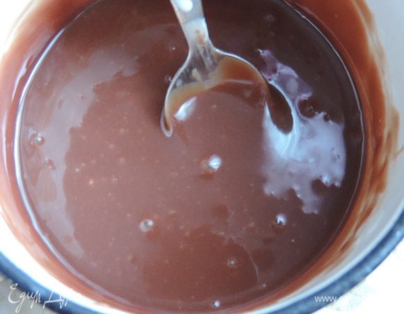 Для глазури соединяем молочный шоколад и сметану. Держим на маленьком огне, постоянно помешивая, пока весь шоколад не расплавится и мы не получим однородную массу.