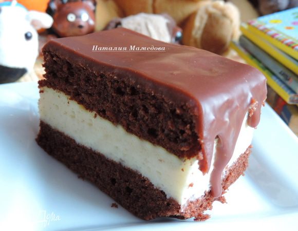 А теперь нарезаем наш тортик на порционные пирожные и наслаждаемся непревзойденным вкусом.