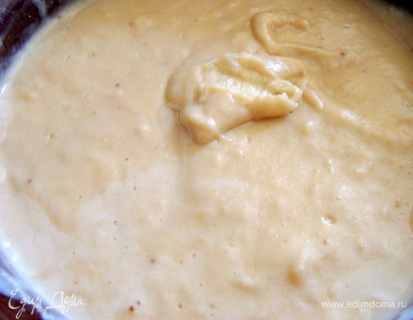 Для крема:
Бананы измельчить погружным блендером, добавить сметану и сгущенное молоко, ванилин и крахмал, перемешать. 
На медленном огне, постоянно помешивая и не доводя до кипения крем нужно довести до состояния загустения, потом остудить, можно не до конца.
