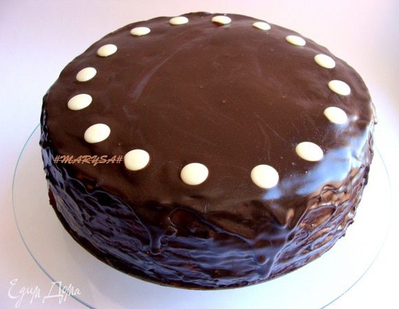 Растопить шоколадные капли с маслом и сливками и полить получившейся массой торт. Оставить на несколько часов. А можно и сразу подавать как шоколад застынет!