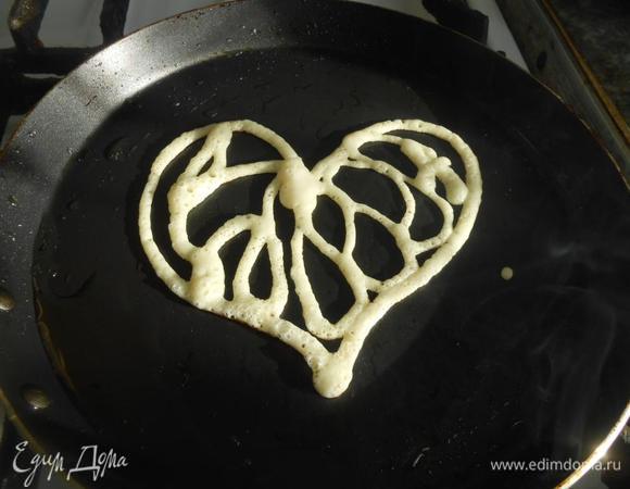 Сковороду смазать маслом, выпекать нарисованные ажурные блинчики по 10–20 секунд с каждой стороны.