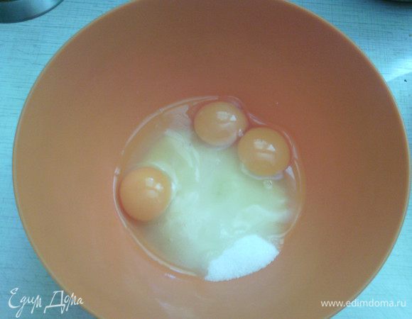 Итак, приготовим БИСКВИТ:

В сухой чистой миске взбиваем яйца с сахаром и ванильным сахаром. 
Взбивайте, пока масса значительно увеличится в объеме. 

P.S. Теперь миксер можно отставить, он больше нам не понадобится - остальное делается вручную, при помощи лопатки.