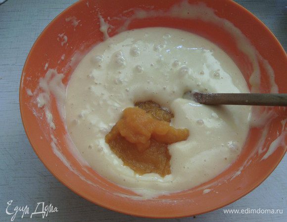 Затем также аккуратно вмешайте в тесто тыквенное пюре.

P.S. Я предварительно запекла тыкву (нарезанную на крупные куски с кожей) в фольге 1,5-2 часа в духовке при температуре 160 С. Она после легко отделяется способом "отскребание ложкой" от кожицы, полученное пюре измельчила блендером.