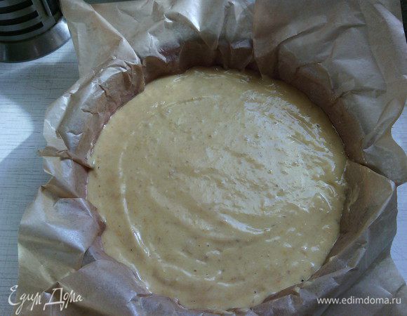 Разогрейте духовку до 190-200С.
Форму для бисквита необходимо выстлать пекарской бумагой и смазать ее растительным маслом (чтобы легче было его доставать).

Готовое бисквитное тесто выложите в форму, и сразу поставьте в духовку.
Первые 25 минут духовку не открывайте, иначе осядет! После этого, чуть уменьшите температуру (до 170-180С) и пеките еще 20-25 минут.
