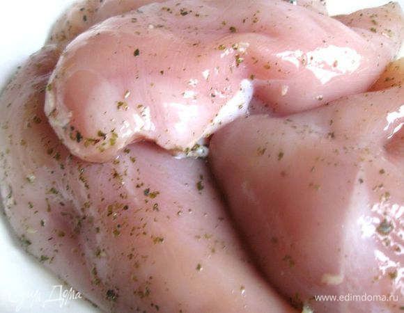 В таком растворе грудки должны пролежать минимум 2 часа. Обсушить  куриную грудку  полотенцем, немного отбить. Поперчить.