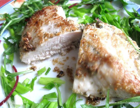 Грудки обвалять в толченом кунжутном семени (в сухарях). Сковороду разогреть, жарить  на  оливковом масле на среднем огне по 2 - 3 минуты с каждой стороны без крышки, затем под крышкой еще по 2 - 3  минуты с каждой стороны на средне-слабом огне. Перед подачей дать грудке полежать на тарелке несколько минут, неплотно прикрыв ее фольгой.