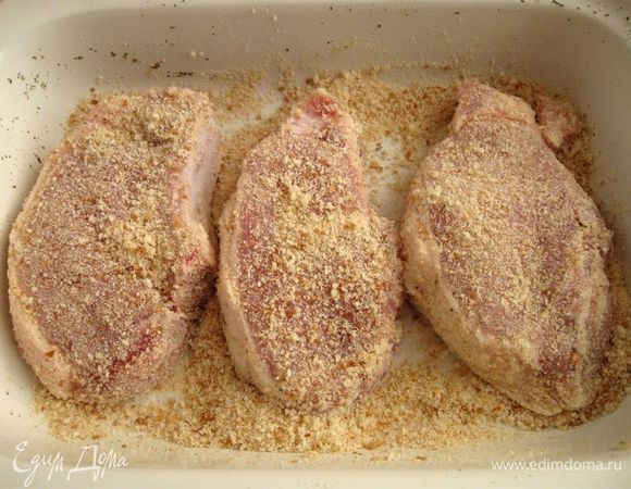 Обвалять в сухарях.