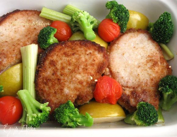 Через 15 минут после начала запекания добавить несколько соцветий брокколи. На стол для свинины хорошо подать хрен в качестве приправы.
Приятного аппетита!