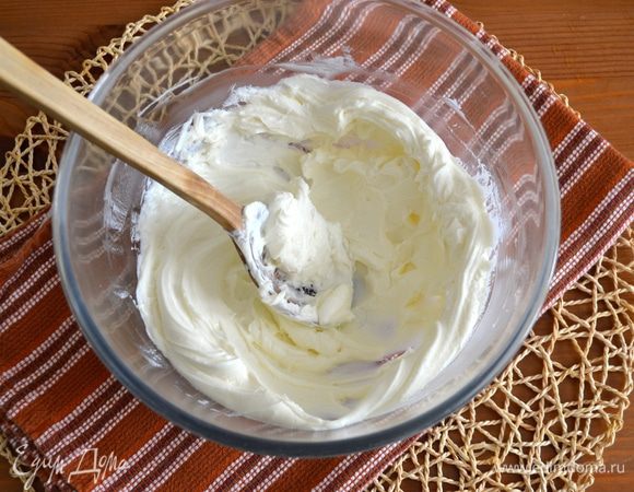 Крем-сыр (у меня филадельфия) растереть с сахаром и щепоткой соли.