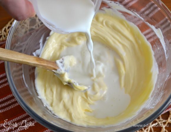Влить в полученную массу молоко и осторожно размешать, чтобы не было комочков.