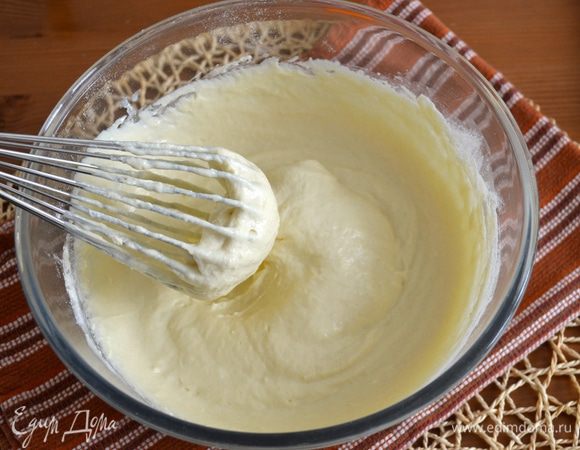 Тесто получится достаточно густым. Дать ему отдохнуть 20 минут. Через указанное время тесто немного увеличится в объёме и на его поверхности появятся пузырьки воздуха.