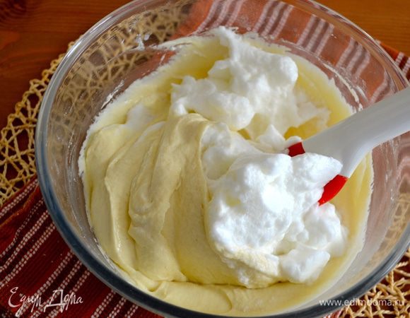 Теперь взбить белки до устойчивых пиков и в 2 приема ввести их осторожно в тесто, перемешивая заворачивающими движениями.