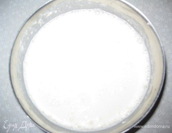В миску или в кастрюльку просеять муку и сахар. Добавить сливки, размешать.
Поставить миску на медленный огонь и помешивая нагреть до густоты.