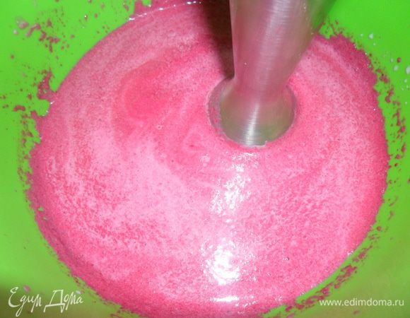 Залить молоком и взбить блендером. Молоко добавляйте понемногу, так легче взбить.