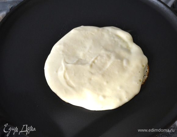 Сковороду, на которой будете печь панкейки, разогреть. Огонь снизить до среднего. Выпекать панкейки, выкладывая на сковороду около 2-х ст.л. теста и помогая ему тыльной стороной ложки распределиться ровным слоем (тесто достаточно густое!) Как только на поверхности появятся небольшие пузырики, переверните.