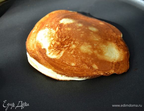 Таким образом выпекаем все панкейки с двух сторон до золотистого цвета.