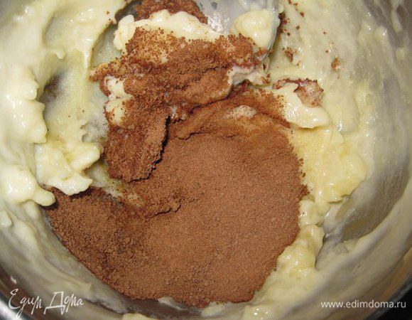 Во вторую часть добавить корицу и какао. Хорошо взбить.