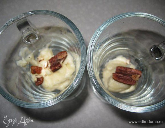 Выкладываем слоями. Первый слой белый - творожный. Наверх орехи пекан. Можно другие, но орехи пекан я больше всего люблю.