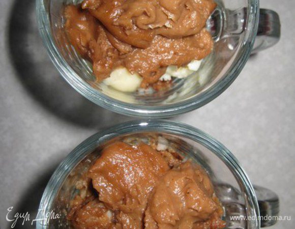 Второй слой - шоколадный. Орехи пекан. 
Дальше 3-й слой, чередуем снова, творожный слой, орех пекан, 4-й слой - шоколадный.
Ставим в холодильник охлаждаться.