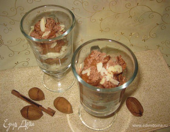 Перед подачей украшаем тертым шоколадом, листьями миндаля или ягодами.
Приятного аппетита!