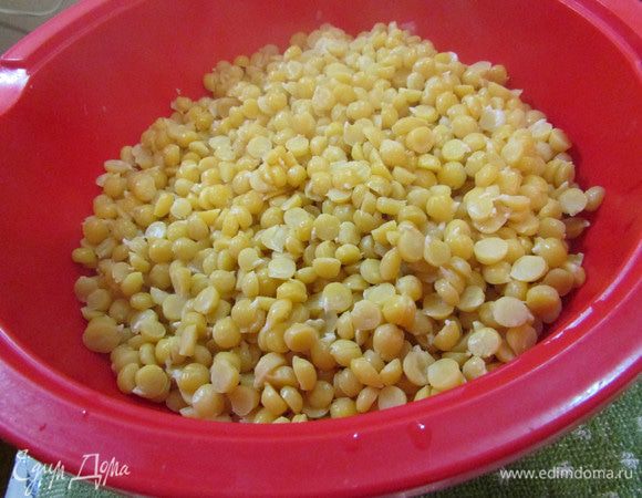 Затем нут снова замочить в холодной воде и оставить на 2 часа. Воду слить. Нут поместить в кастрюлю, залить водой и поставить на огонь. Варить до готовности. Нут должен быть очень мягким. Не солить! Откинуть нут на дуршлаг, отвар не выливать.