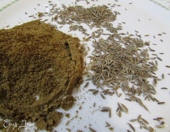 Семена зиры смолоть в кофемолке.