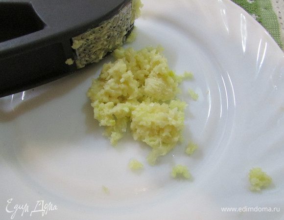 Чеснок почистить и  выдавить через пресс.