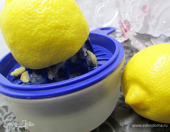 Выдавить лимонный сок.