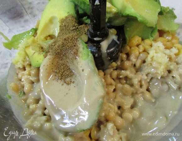 В чашу блендера положить горячий нут, чеснок, зиру, пасту тахини, авокадо, лимонный сок и соль. Взбить на большой скорости, добавляя отвар (1,5 стакана).