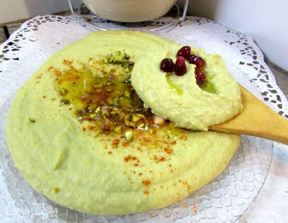 Переложить хумус в тарелку, полить оливковым маслом. Украсить сладкой паприкой, молотыми орешками или зернами граната.