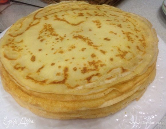 Испеченные блины складываем друг на друга стопкой. 